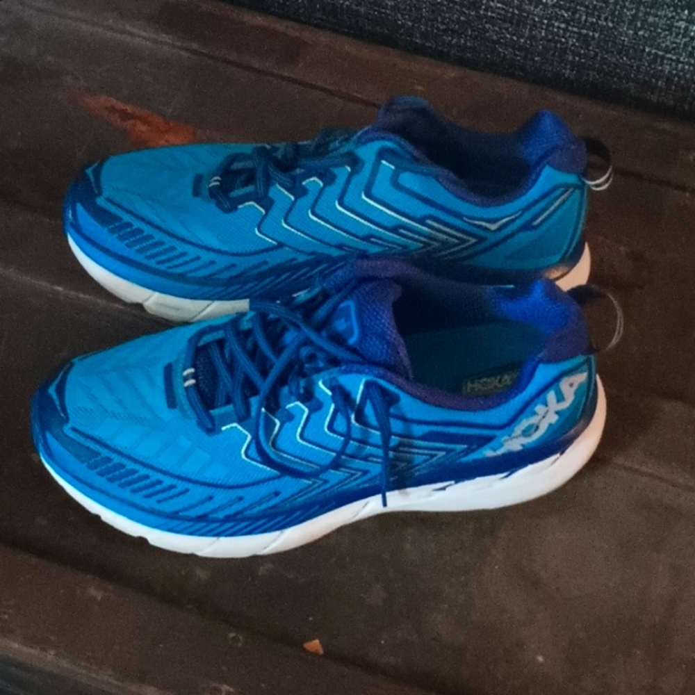 hoka one one nurtral